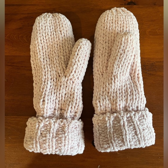 ROOTS soft pink Chenile Soft fleece lined mittens - Picture 4 of 6